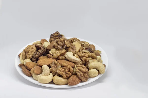 Una Mezcla Nueces Plato Almendras Nueces Anacardos Están Listos Para — Foto de Stock