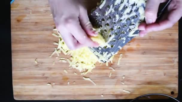 皮をむいた野菜ジャガイモ ズッキーニ格子全体の家族のための朝食野菜パンケーキを調理するための粗いおろし金で — ストック動画