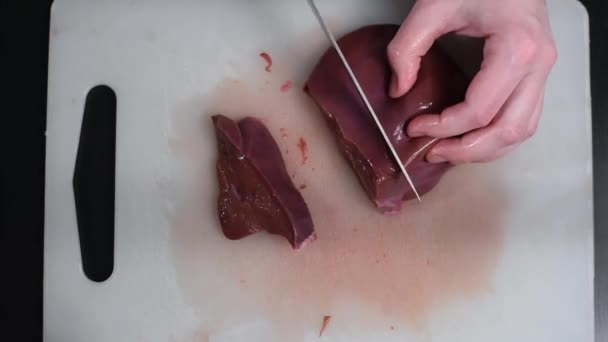 Schneiden Sie Ein Stück Rinderleber Mit Einem Messer Mit Schwarzem — Stockvideo