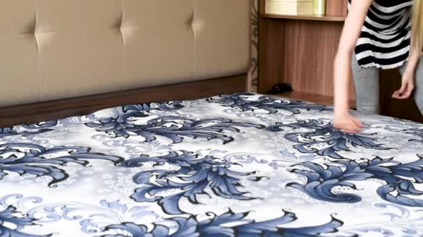 女孩用一套新的漂亮的床单 羽绒被 床单覆盖了床 — 图库视频影像