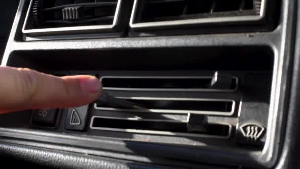 Pessoa Carro Retro Liga Desliga Botões Move Controles Deslizantes Interruptor — Vídeo de Stock