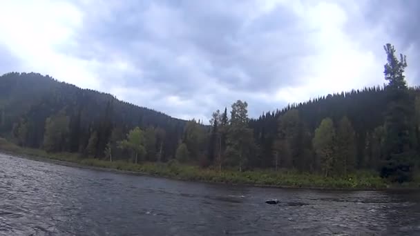 Caña Pescar Pesca Río Contra Las Montañas Cubiertas Árboles Verdes — Vídeos de Stock