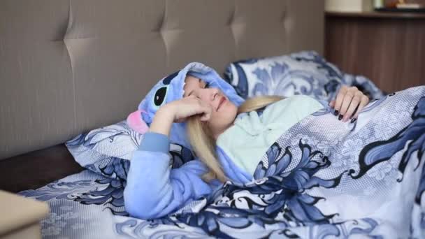 Ung Flicka Med Långt Hår Liggande Sängen Varma Pyjamas Skrattar — Stockvideo