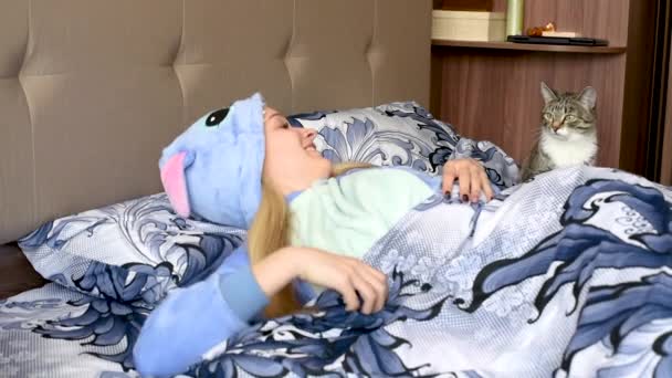 Het Meisje Ligt Bed Gekleed Blauwe Pyjama Spelen Met Kat — Stockvideo