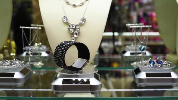 Ékszer Medálok Gyűrűk Fülbevalók Karkötők Nyakláncok Kirakóablakon Csillogását Lámpák Lehulló — Stock videók
