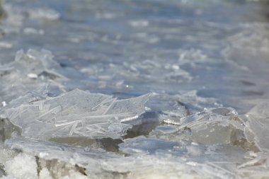 Nehir yakın mesafe bırakarak blue Ice arka planı ışığında erken baharda üzerinde buz kristalleri
