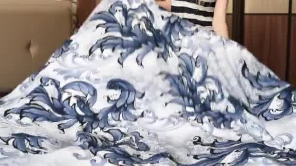 Dívka Zakrývá Postel Novou Nádhernou Postelí Ložního Prádla Přikrývky Piliny — Stock video