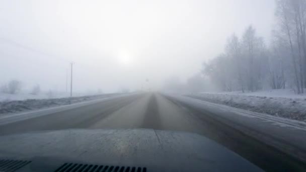 Dimma Bilen Rider Hastighet Vägen Tjock Dimma Vintermorgon Vägkanterna Täckta — Stockvideo