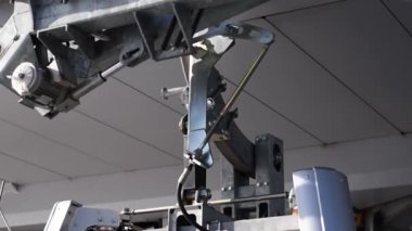 Kayak. Telesiyejin mekanizması, kabinlerin hareketi, dişliler, şok geçirmez makaralar çalışır. Ski Lift kabin eylem kayak beldesinde Asansör çeşitli mekanizmaları çalışması