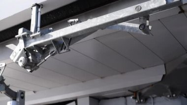 Kayak. Telesiyejin mekanizması, kabinlerin hareketi, dişliler, şok geçirmez makaralar çalışır. Ski Lift kabin eylem kayak beldesinde Asansör çeşitli mekanizmaları çalışması