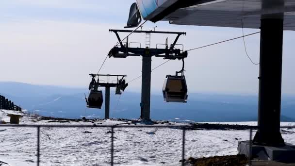 Estância Esqui Elevador Cabine Escalada Descida Cabines Encosta Com Pessoas — Vídeo de Stock