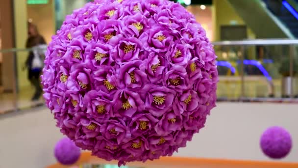 Een Bal Van Kunstmatige Roze Lila Bloemen Voor Schoonheid Ontwerp — Stockvideo