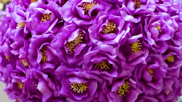 Een Bal Van Kunstmatige Roze Lila Bloemen Voor Schoonheid Ontwerp — Stockvideo