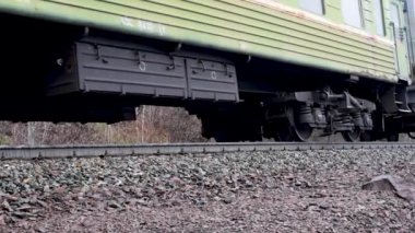 Eski otomobil ile kapalı eski Binek araba ile elektrikli tren ve pas erken baharda raylar üzerinde demiryolu ile gider eski binek arabalar gün ışığında açık havada hareket