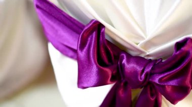 Büyük Burgundy yay özel bir iç yaratmak ziyafet salonu güzellik ve dekor için sandalyeler sırtlarını süslüyor