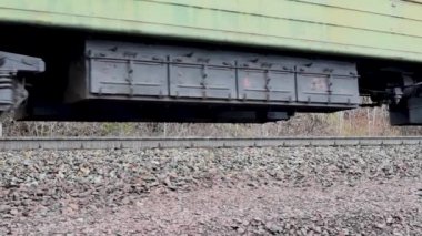 Eski otomobil ile kapalı eski Binek araba ile elektrikli tren ve pas erken baharda raylar üzerinde demiryolu ile gider eski binek arabalar gün ışığında açık havada hareket