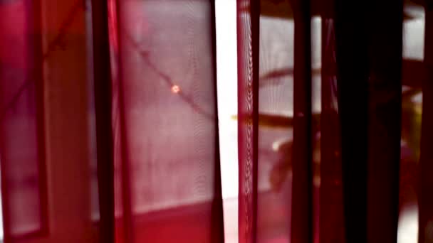 Вид Вікна Через Завісу Бургундії Скла Який Фіксується Гірлянда Проходячи — стокове відео