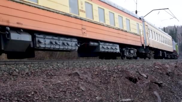 Tren Eléctrico Con Turismos Viejos Cubiertos Pintura Vieja Óxido Por — Vídeo de stock