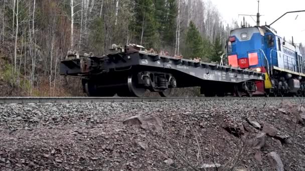 Blått Tåg Som Rör Sig Järnvägen Skjuter Rälsen Framför Tom — Stockvideo