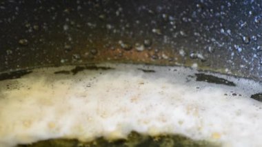 Popcorn sıcak kaynatma bitkisel yağ haşlanmış, patlar ve kızarmış Mısır kokulu kokusu yayan, açıldığında vuruyor 