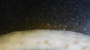 Popcorn sıcak kaynatma bitkisel yağ haşlanmış, patlar ve kızarmış Mısır kokulu kokusu yayan, açıldığında vuruyor 