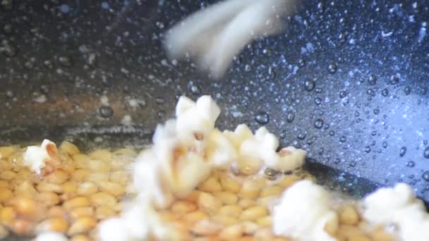 Popcorn Wird Heißem Kochendem Pflanzenöl Gekocht Explodiert Und Schießt Beim — Stockvideo