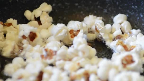Popcorn Wordt Gekookt Hete Kokende Plantaardige Olie Ontploft Schiet Wanneer — Stockvideo