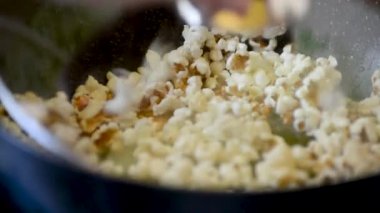 Popcorn sıcak kaynatma bitkisel yağda haşlanmış, patlar ve açıldığında, bir Teflon Pan yakın yukarı sıcak yağda kızarmış Mısır Popcorn kokulu kokusu yayan vuruyor 