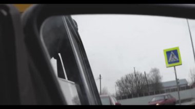 Bir retro araba, bir ev yolu ve bir araba daldırma farlar ile arkasında sürüş kirli ayna ile görünümü. sovefory ve yol işaretleri Sağ kirli araba dikiz aynası, ayna görünümü 