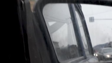 Bir retro araba, bir ev yolu ve bir araba daldırma farlar ile arkasında sürüş kirli ayna ile görünümü. sovefory ve yol işaretleri Sağ kirli araba dikiz aynası, ayna görünümü 