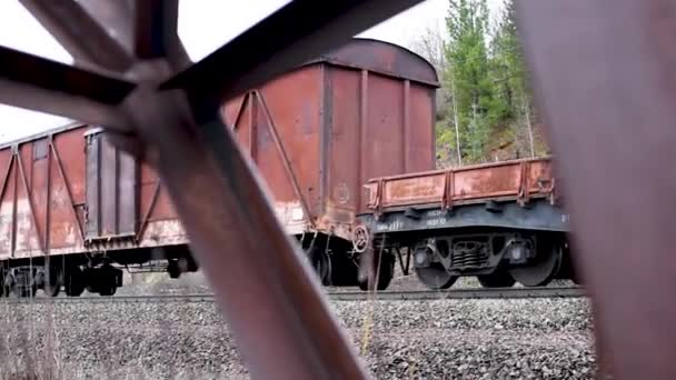 Rost Järnkonstruktion Genom Vilken Det Elektriska Tåget Passerar Järnväg Med — Stockvideo