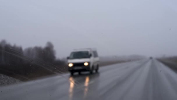 Čelní Sklo Vozu Kapkami Vody Špíny Oblačné Počasí Sníh Déšť — Stock video