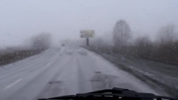 Voorruit Van Auto Met Druppels Water Vuil Bewolkt Weer Sneeuw — Stockvideo