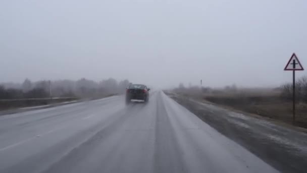 먼지방울이있는 자동차의 유리는 와이퍼로 청소됩니다 봄이나 늦가을에는 하늘이 흐린다 자동차 — 비디오