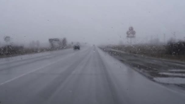 Vindrutan Bilen Med Droppar Vatten Och Smuts Grumligt Väder Snö — Stockvideo