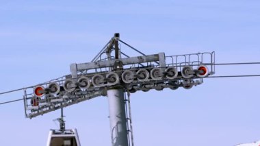 Destek silindirleri ile bir asansörde stand ile insanlar ve dağ skis, yanı sıra snowboard hareketli kabin kablo ile kayak tesisinde eylem Asansör çeşitli mekanizmaları çalışma