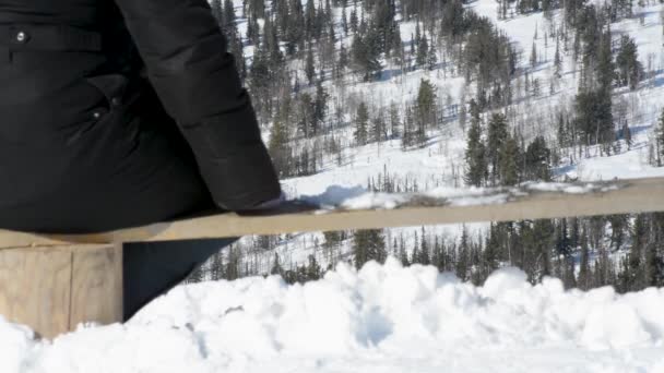 Een Vrouw Vakantie Besneeuwde Bergen Zat Een Bankje Reinigt Haar — Stockvideo