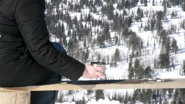 Eine Urlauberin Den Verschneiten Bergen Setzt Sich Auf Eine Bank — Stockvideo