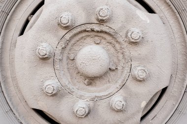 Çamur ve kum bir otobüs veya büyük araba kirli ön tekerlek. Cıvata ve fındık yolda kir ile kaplı otobüs tekerleği hub yatak gün ışığından kirli tekerlek 