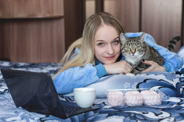 Young Girl Long Hair Resting Home Playing Cat Early Morning 로열티 프리 스톡 사진