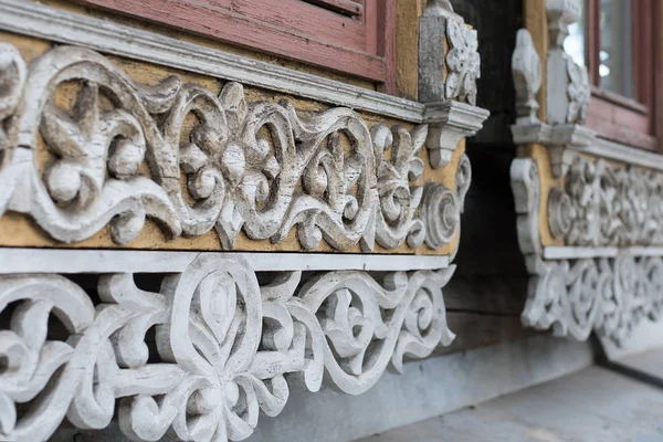 18. yüzyılın ortalarında eski ev, eski harap boya ile binanın önseki ve çatı üzerinde ahşap oyma elemanları 