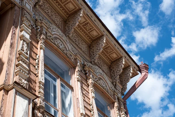 18. yüzyılın ortalarında eski ev, eski harap boya ile binanın önseki ve çatı üzerinde ahşap oyma elemanları 