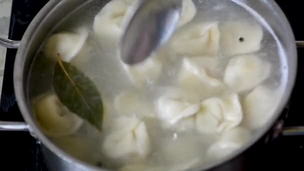 Ravioli Bollenti Acqua Con Spezie Primo Piano Gnocchi Uno Schiumatoio — Video Stock