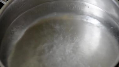 Kaynar suda köfte veya ravioli pişirme yavaş yavaş kaynama onları koyarak 