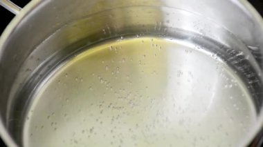 Mantı baharatlarla suda kaynar kaynar kaynar kaynar bir tavada köftekapatın. Ev pişirme Kaynar suda pişirme köfte veya ravioli yavaş yavaş kaynama onları koyarak  