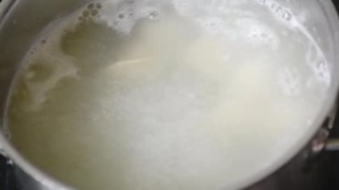 Mantı baharatlarla suda kaynar kaynar kaynar kaynar bir tavada köftekapatın. Ev pişirme Kaynar suda pişirme köfte veya ravioli yavaş yavaş kaynama onları koyarak  