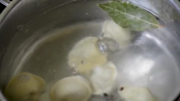 Ravioli Hirviendo Agua Con Especias Primer Plano Albóndigas Una Espumadera — Vídeo de stock