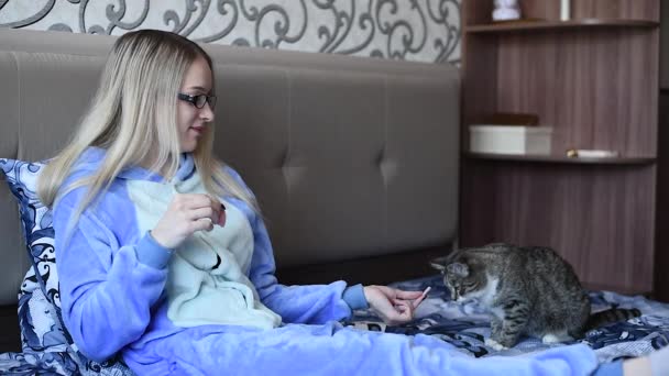 Sabahları Bir Kedi Ile Yatakta Mavi Pijama Sarı Saçlı Kız — Stok video