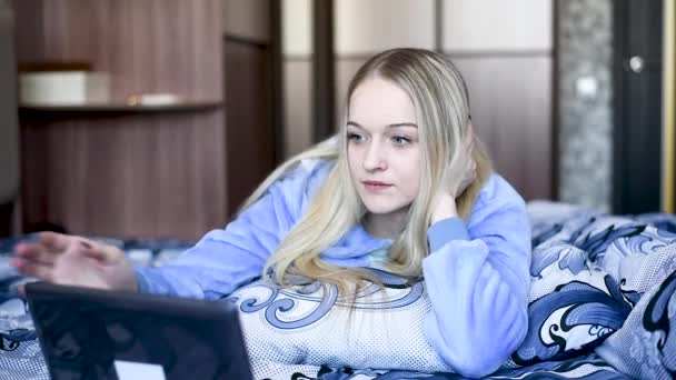 Chica Con Pelo Largo Pijama Por Mañana Cama Descansando Mirando — Vídeos de Stock