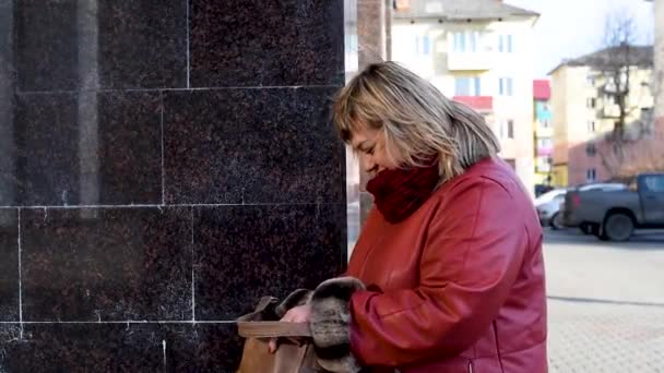 Femme Âge Moyen Veste Cuir Recherche Quelque Chose Dans Son — Video